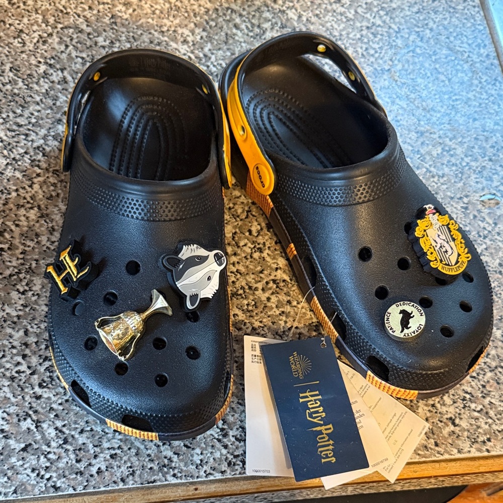 Warner Bros. Hufflepuff Crocs Harry Potter - Black and Yellow